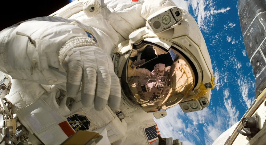 Стил в Космоса - астронавти отиват до Луната със скафандри на Prada