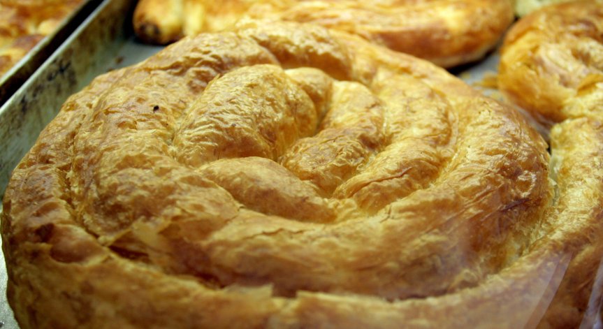 Печете в загрята на 180-200 градуса фурна за около 45 минути.