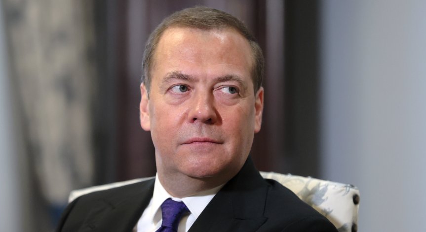 Медведев: Танковете от Запада няма да спасят Украйна, страната се разпада