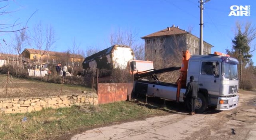 Димитър от Килифарево получи топли дрехи, храна и нов дом