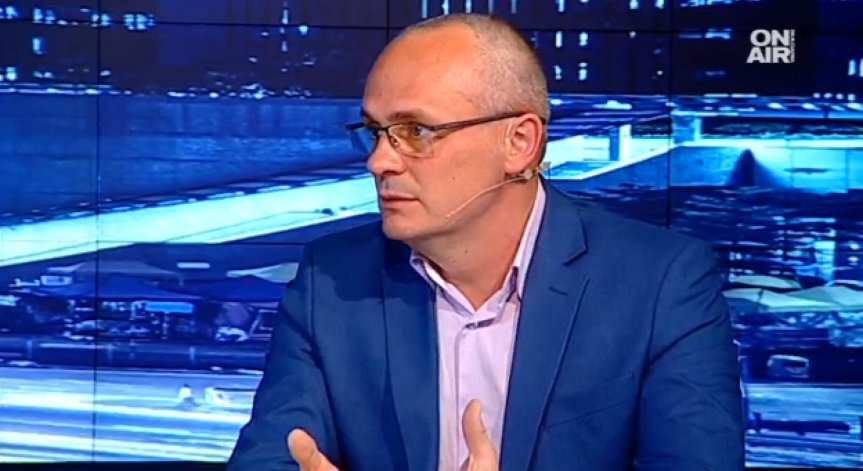 Правилният път пред Зеленски бил да гледа интереса на Украйна