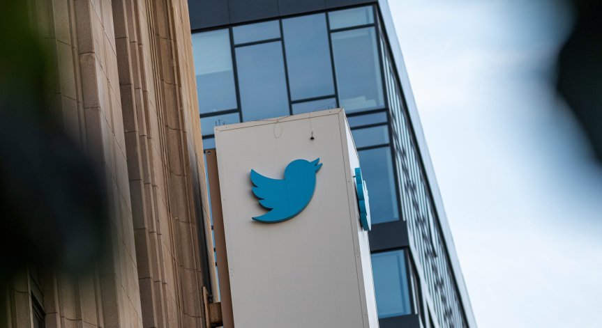 Мъск попита потребители на Twitter дали да възстанови акаунта на Доналд Тръмп