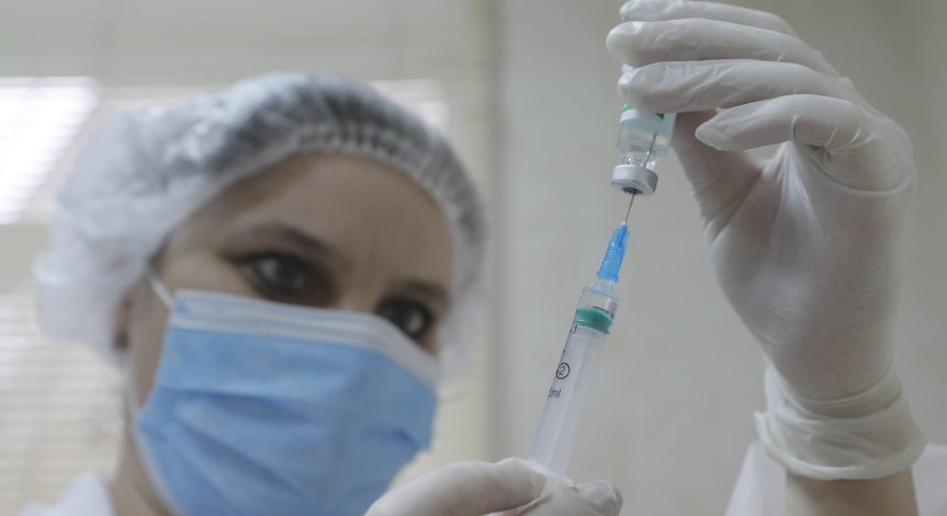 Великобритания може да спре имунизацията с AstraZeneca при младите хора