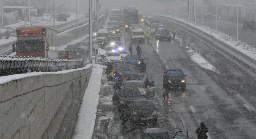 Студ и сняг блокираха Гърция, затвориха училища и пътища