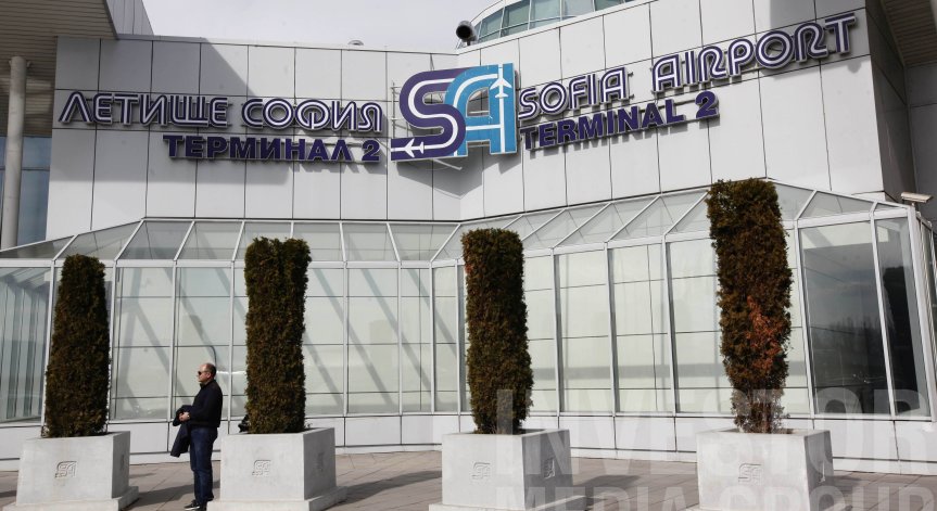 Самолет спука гума на летище София при кацане, затвориха пистата