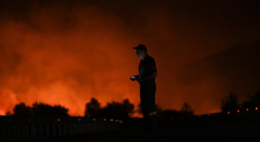 Голям пожар край Атина, жителите са в готовност за евакуация