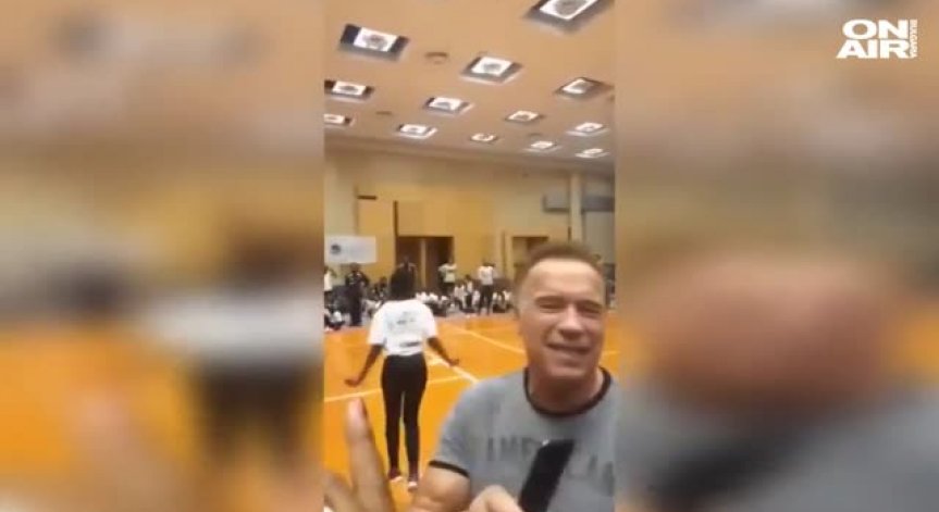 Арнолд Шварценегер получи ритник в гърба по време на Arnold Classic