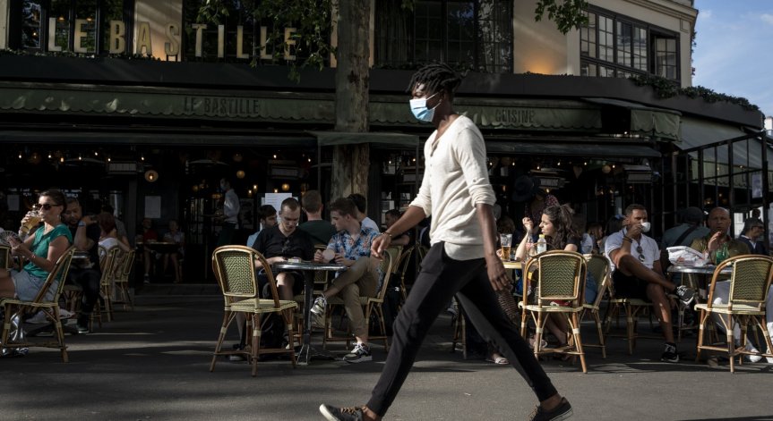 Кафенетата в Париж отвориха, в Дания започват да работят басейните