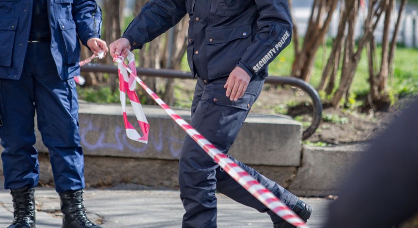 Зловеща находка до болницата във Враца: Труп, нападнат от чакали и кучета