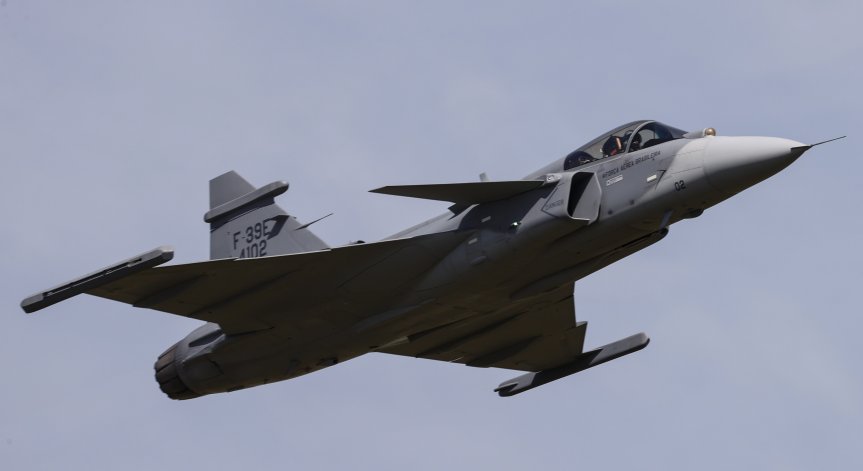 На косъм от трагедията: Китайски изтребител мина на 3 метра от бомбардировач на САЩ