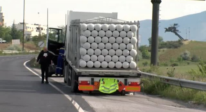 Теч на природен газ край Благоевград заради аварирал камион