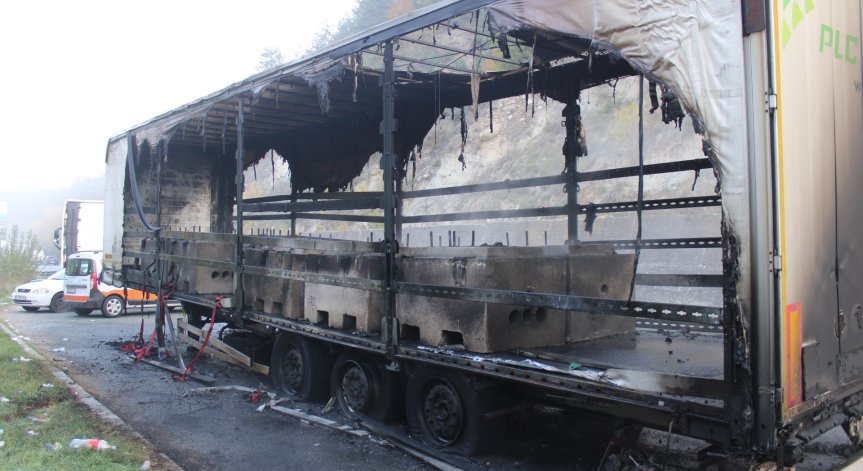 Ремарке на ТИР изгоря край Симитли заради гръмнала гума