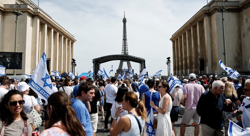 Сред пострадалите са и 13 служители на реда. 