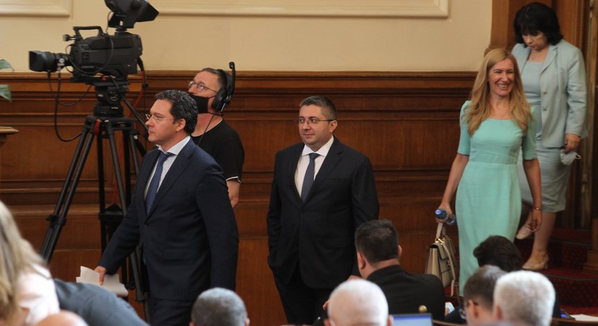 Депутатите решиха единодушно и без дебат - отменят лятната си ваканция