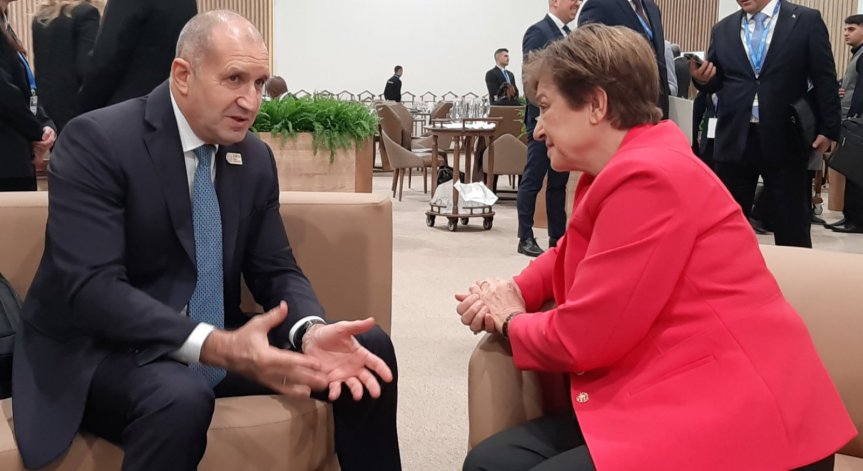 Президентът Радев разговаря с Кристалина Георгиева.