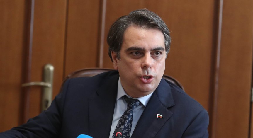 Василев е депозирал искането.
