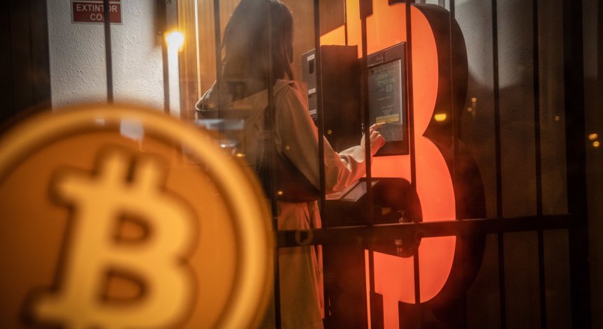 Срив на криптовалутите: Биткойн поевтиня с до 7,4%, Етер спадна под 3000 долара