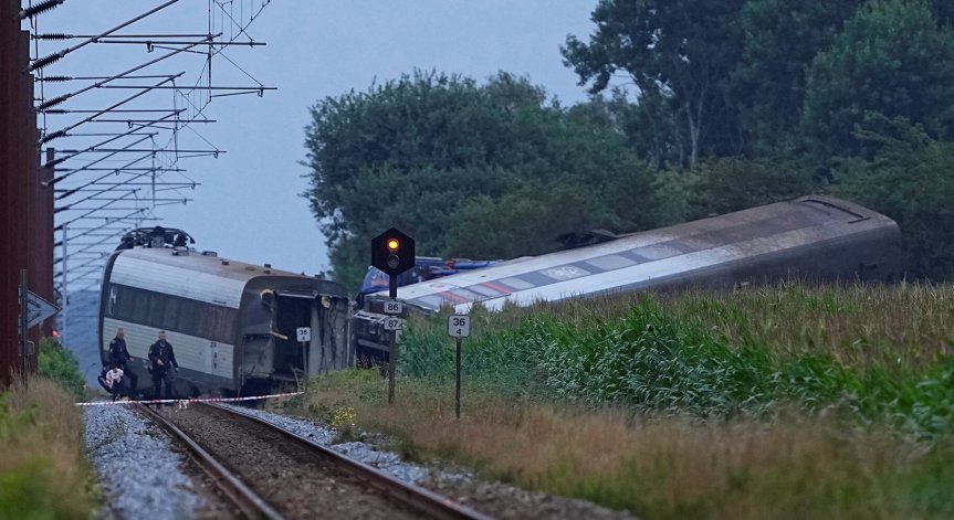 Снимки от мястото показват вагон, легнал на една страна.