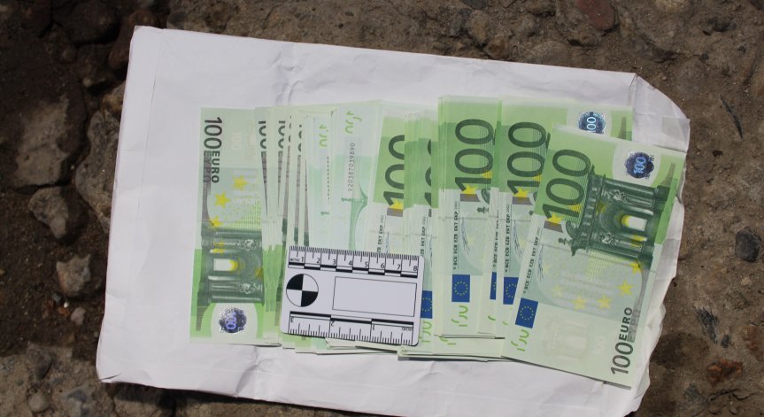 Арестуваха трима при сделка в София с фалшиви долари и евро