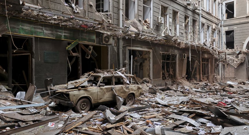 Руски ракети удариха блок в Харков, извадиха трима убити от разрушена сграда в Донецк