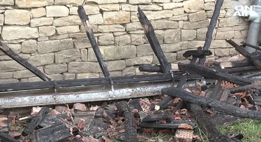 Коледна украса изпепели къща във Великотърновско