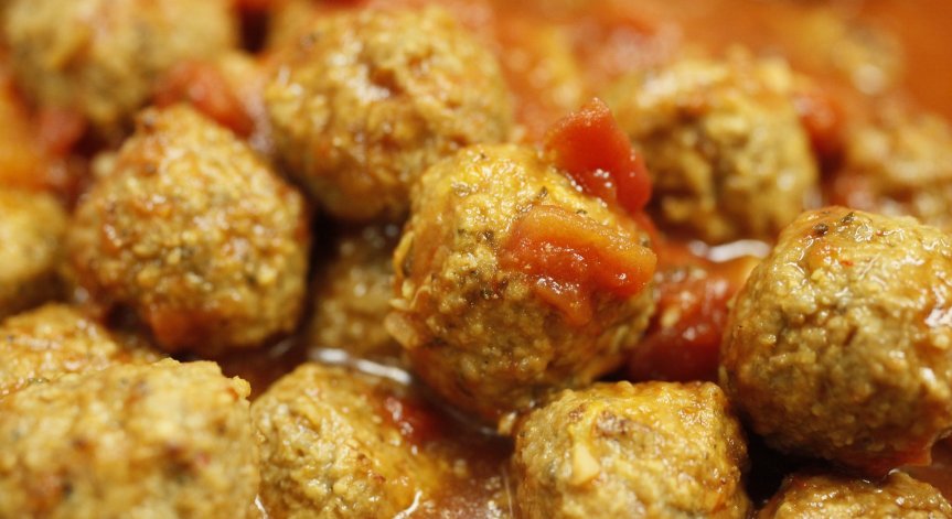 Вкусна идея за неделен обяд: Как да приготвим пикантни пилешки кюфтенца