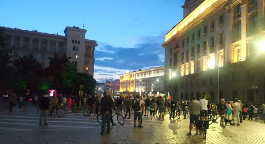 39-и ден на протести: Пияна жена се скара с демонстрантите, полицията се намеси