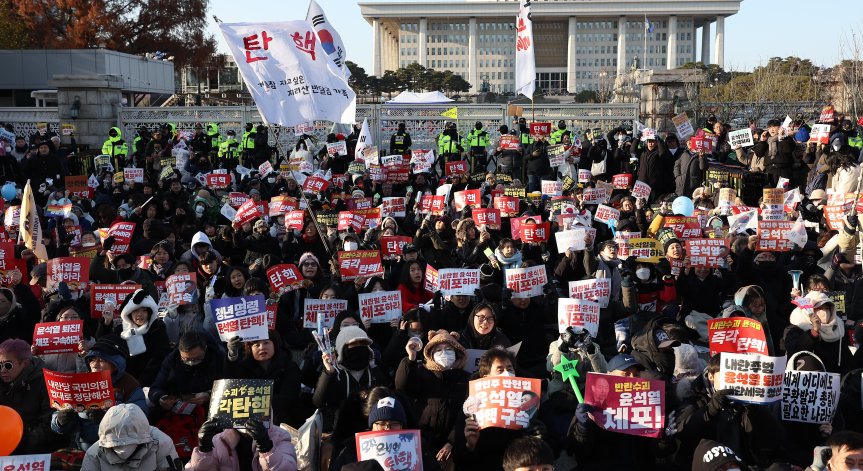 Хиляди южнокорейци поискаха импийчмънт на президента.