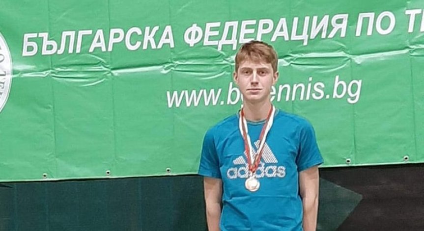Млад шампион по тенис има нужда от финансова подкрепа за операция