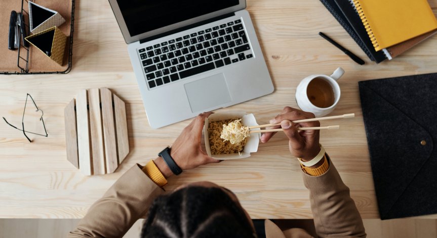 Ето защо не трябва да обядваме на бюрото си