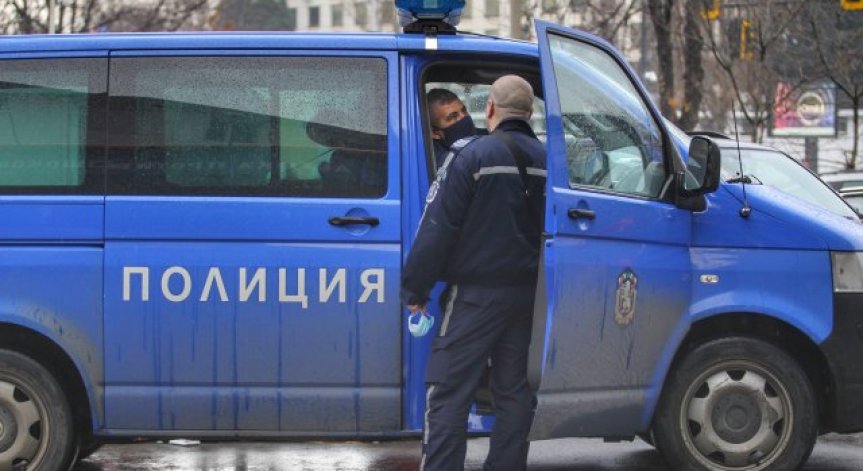 Задържаха петима души за агресивно поведение срещу полицай