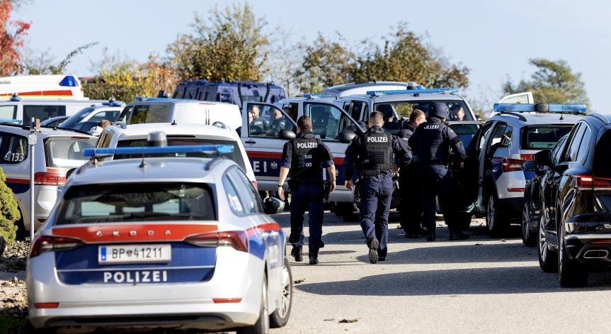 Заподозреният се смята за много опасен.