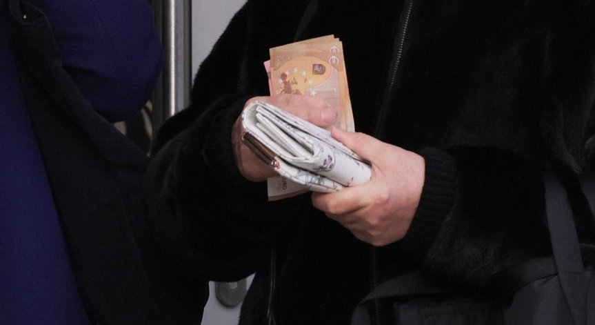Увеличението на пенсиите: Може да не е за всички от 1 юли, предупреди Нинова