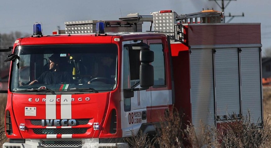 Огънят е нанесъл щети и на изолацията на съседна къща.