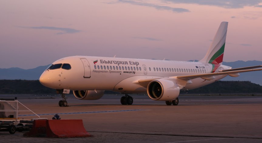 Вторият модерен самолет Airbus A220-300 на 