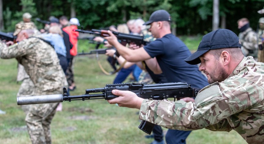 Учат цивилни в Киев да стрелят по враг,  как да действат при радиационно замърсяване
