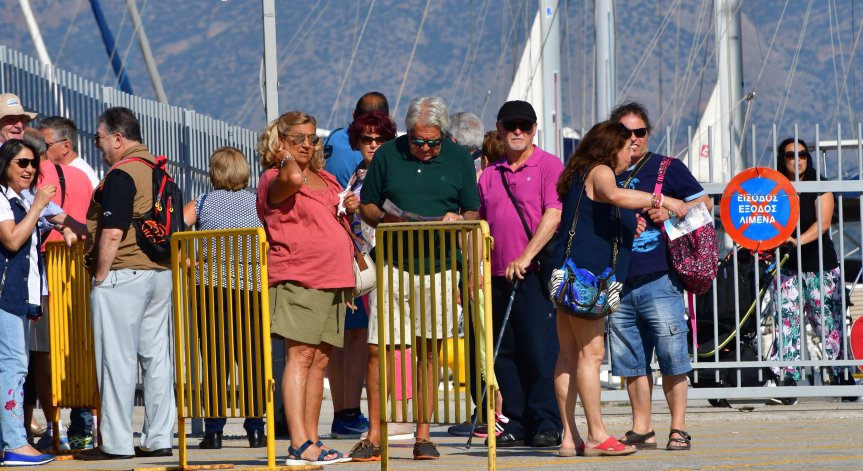 Полицейският час в Миконос гони туристите от острова