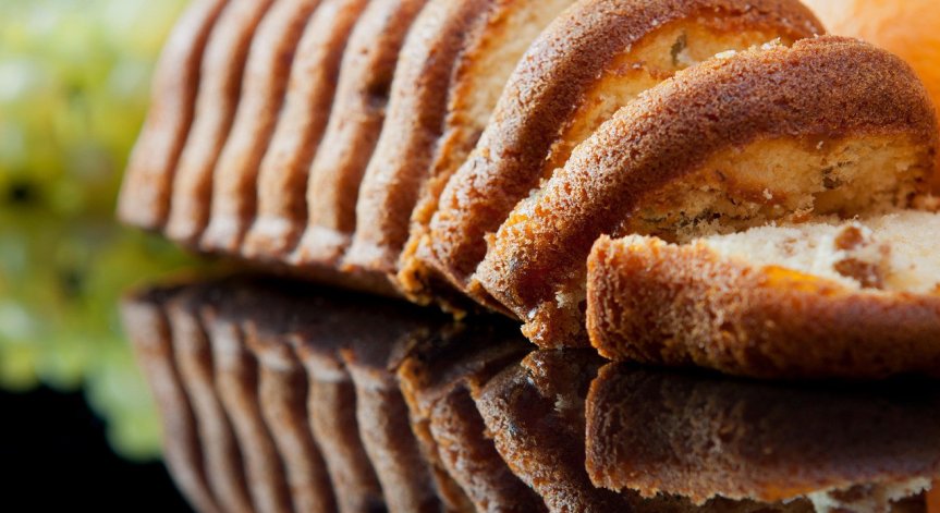 Печете в предварително загрята фурна на 170 градуса.