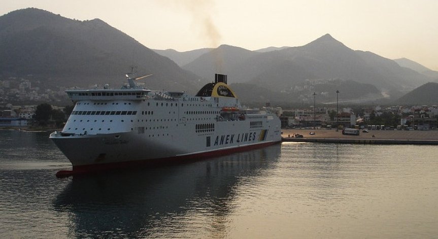 Ферибот се запали в Игуменица, стигна се до евакуация на пътници  