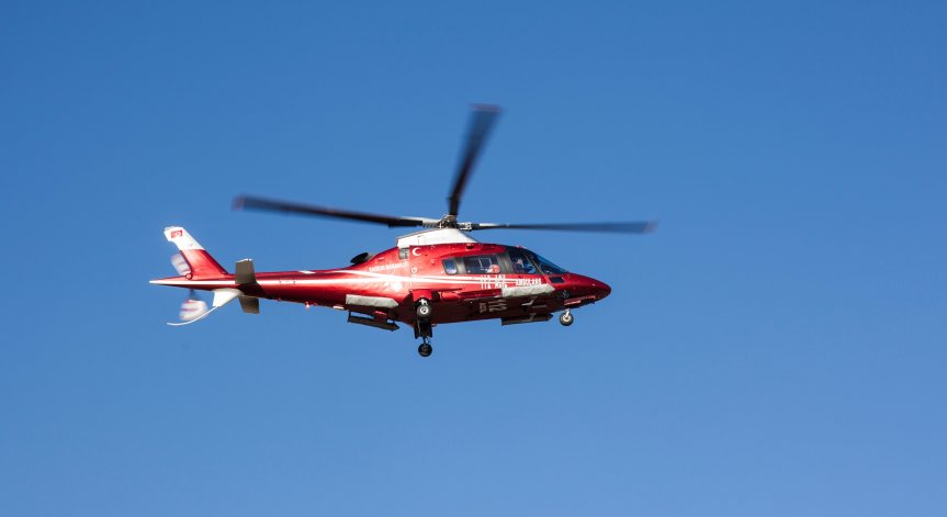 В Пакистан спасяват деца и възрастни, блокирани във висящ над долина кабинков лифт