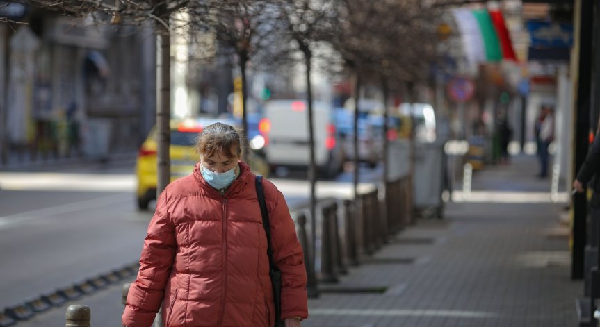 Математик: В плато сме, не е време за разхлабване на мерките