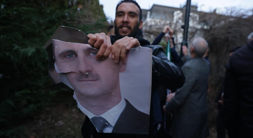 Асад и семейството му, включително съпругата му Асма, живеят в изгнание в Москва.