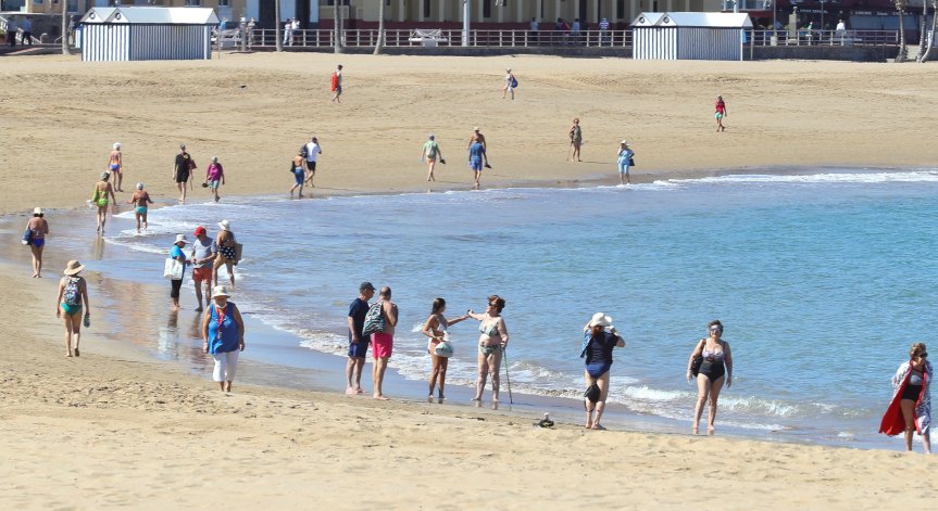Хиляди гърци използваха топлия уикенд, за да отидат на плаж