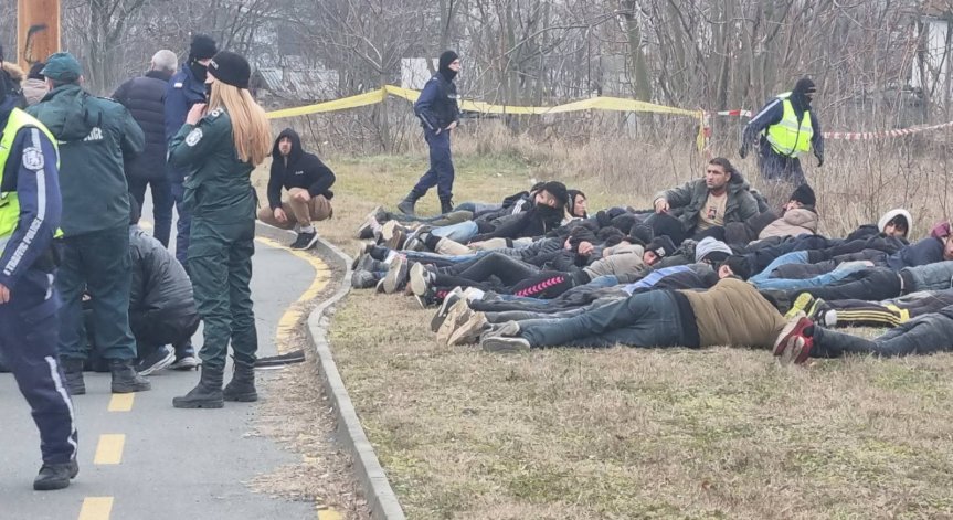 Екшън на пътя в Бургас: Хванаха 61 мигранти, натъпкани в бус с избягал в движение шофьор