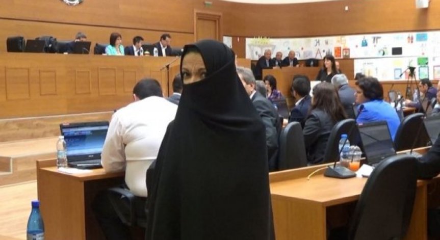 С бурка из коридорите на местната власт в Пловдив