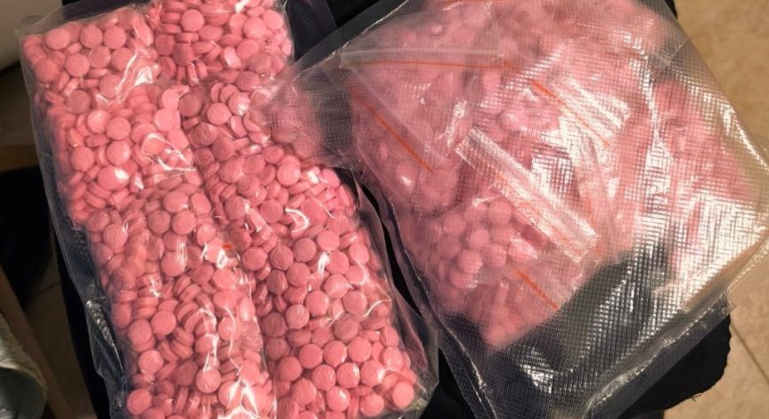 В дома му те открили близо 2000 таблетки от наркотика.