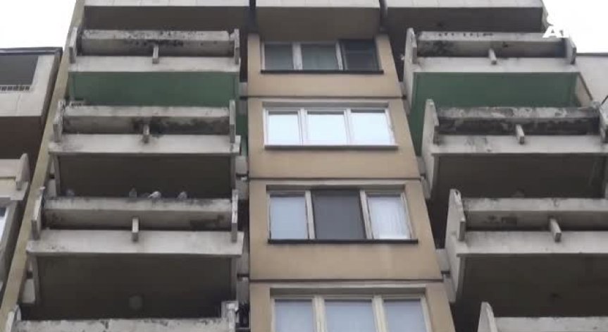 Майката на пострадалите близнаци се барикадира в дома си в Пловдив