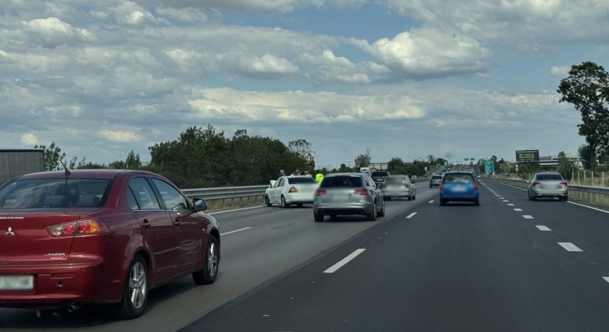 Няма данни за пострадали, очаква се намеса на полицията.