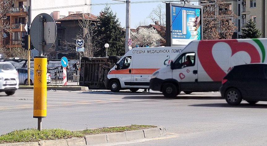 Линейка се обърна след катастрофа на натоварено кръстовище в София