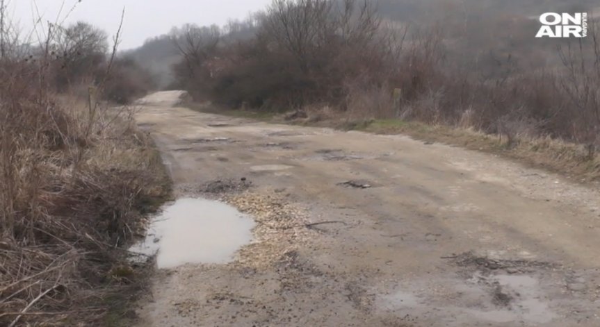 Погранично село без път